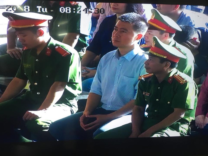 Bị cáo Phan Sào Nam nghe cáo trạng truy tố của Viện Kiểm sát.