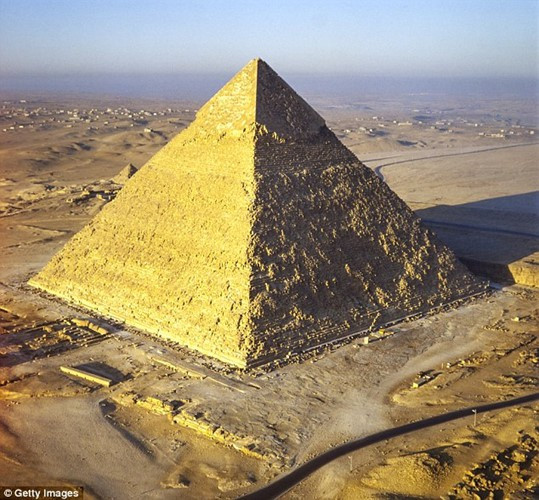 Kim tự tháp thứ ba và có kích thước nhỏ nhất có tên Menkaure. Công trình này do con trai của pharaoh Khafre là Menkaure cho người xây dựng. Pharaoh Menkaure được giới nghiên cứu tin rằng đã trở thành nhà vua Ai Cập sau khi vua cha qua đời. Ông trị vì đất nước trong khoảng 18 - 28 năm.