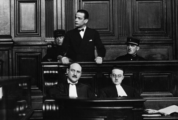 Vào năm 1931, Charrière bị buộc tội giết chết một "ma cô". Dù cảnh sát không đưa ra bất kỳ bằng chứng vật chất nào chứng minh Charrière đã giết người nhưng cuối cùng chỉ với tuyên bố có "thông tin bí mật" chứng minh có tội" của cảnh sát mà tòa tuyên án Charrière tù chung thân và 10 năm lao động khổ sai.