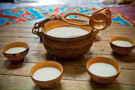 Mỗi lần xuất quân chinh chiến xa nhà, kỵ binh Mông Cổ thường mang theo bên người một "bảo bối" giúp nâng cao thể lực và sức mạnh tinh thần. Đó chính là Airag (hay Ayrag) - loại đồ uống được được ưa chuộng của người Mông Cổ.
