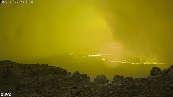 Bên cạnh dung nham, USGS cũng cảnh báo người dân phải đề phòng các loại khí độc và tro xuất phát từ núi lửa. Ảnh: Reuters.