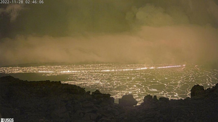 Mauna Loa cao 4.169 mét so với mực nước biển, là một phần của chuỗi núi lửa hình thành quần đảo Hawaii. Lần gần nhất ngọn lửa này phun trào là tháng 3 và tháng 4 năm 1984. Ảnh: Reuters.
