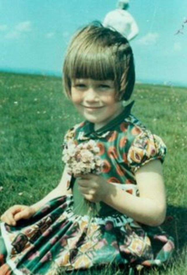 Jim Templeton chụp được bức ảnh bí ẩn này gần Solway Firth, Cumbria, Anh năm 1964. Phía sau bức ảnh chụp con gái của Templeton có xuất hiện một vật thể trắng mờ trông giống như một phi hành gia. Người này khẳng định khi chụp ảnh không có người nào khác ngoài hai cha con tại đó.