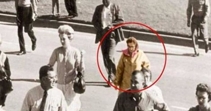Người phụ nữ đội khăn babushka trong vụ ám sát Tổng thống Mỹ John F. Kennedy ngày 22/11/1963 đến nay vẫn là bí ẩn lớn. Cảnh sát, FBI và các chuyên gia đã tìm kiếm "quý bà babushka" trong suốt nhiều thập kỷ nhưng đến nay vẫn chưa thể xác định danh tính của người này.