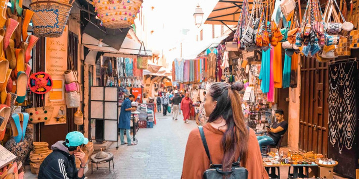 Một trong những điều ấn tượng nhất về Morocco là việc đất nước này đang "sống trước" thế giới 950 năm. Điều này xuất phát từ việc người dân Morocco không chỉ sử dụng lịch Gregorius - loại lịch mà các nước trên thế giới đang dùng hiện nay (còn gọi là Tây lịch, Công lịch, đặt theo tên Giáo hoàng Gregory XIII, người giới thiệu nó vào năm 1582) mà còn dùng lịch Berber.