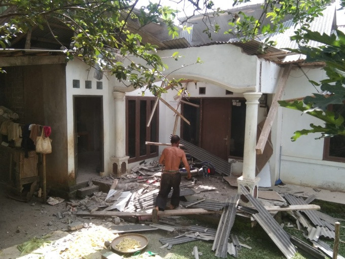 Cianjur thuộc tỉnh Tây Java là thành phố bị ảnh hưởng nặng nề nhất bởi trận động đất trên. Dù động đất mạnh 5,6 độ Richter thường chỉ gây thiệt hại nhẹ cho các tòa nhà và các công trình nhưng các chuyên gia cho rằng việc khu vực này quá gần với các đường đứt gãy địa chất, cộng với độ nông của tâm chấn và cơ sở hạ tầng không có khả năng chịu động đất đã khiến thảm họa thiên nhiên này trở nên nghiêm trọng hơn.