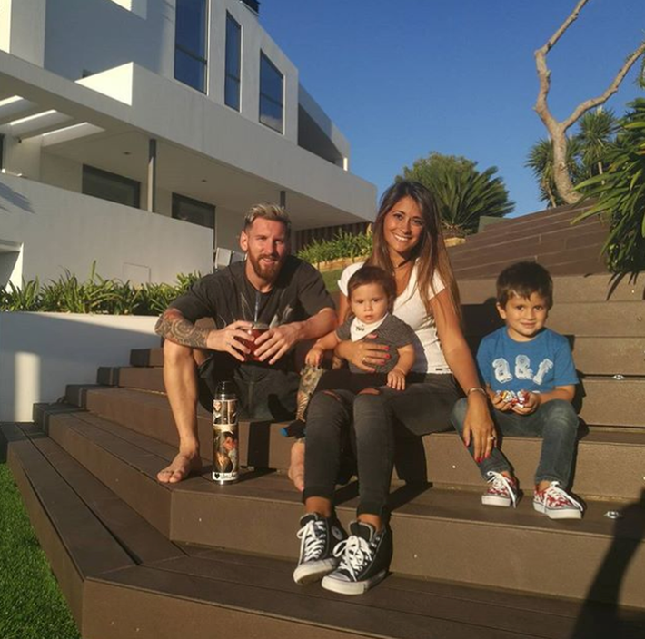 Trên thực tế, không chỉ nhà của Messi, nơi ở của nam cầu thủ Louis Suarez cũng là nơi các máy bay không thể bay qua.