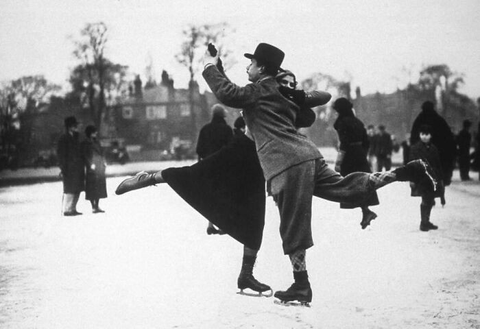 Cặp đôi đang khiêu vũ trên giày trượt băng ở Whitestone Pond, Hampstead, London, Anh năm 1933.
