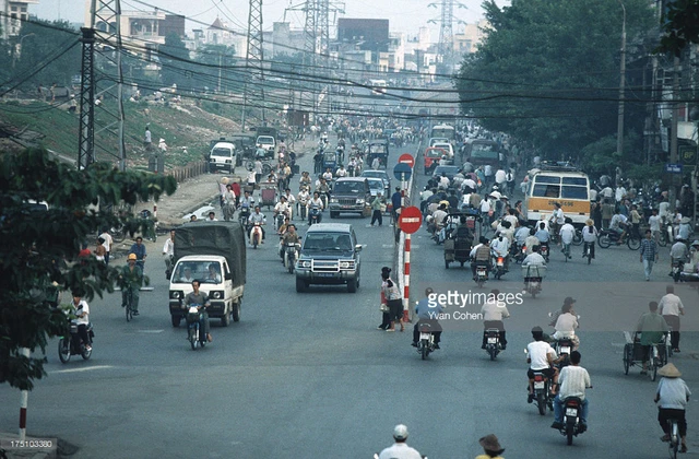 Bức ảnh chụp đường Trần Nhật Duật năm 1996 nhìn từ cầu Long Biên. Khi ấy, xe máy và xe đạp là những phương tiện giao thông phổ biến nhất. Ô tô xuất hiện trên đường phố Hà Nội nhưng với số lượng khá ít.
