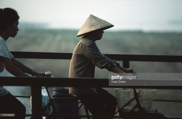 Hai người dân đạp xen trên cầu Long Biên.