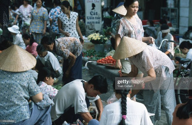 Khu chợ dân sinh ở Hà Nội năm 1996 tấp nập người mua bán.