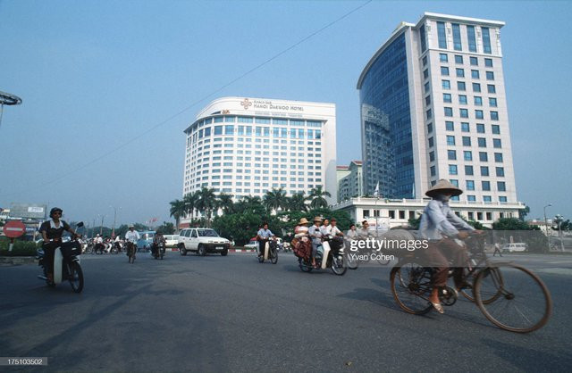 Giao thông tấp nập trên con đường phía trước khách sạn Hà Nội Deawoo. Vào năm 1996, công trình này là một trong những tòa nhà cao tầng sang trọng nhất ở thủ đô Hà Nội.