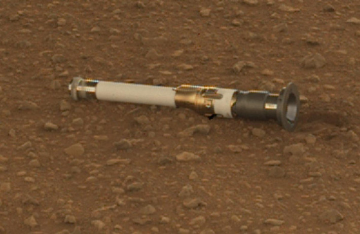Bí ẩn này nhanh chóng được các nhà khoa học NASA đưa ra lời giải. "Vật thể lạ" trong bức ảnh mới công bố thực chất là một chiếc ống chứa mẫu đất đá sao Hỏa vừa được tàu vũ trụ Perseverance bỏ lại trên mặt đất.