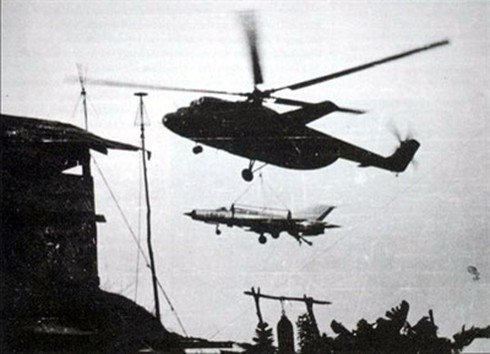 Không quân Việt Nam sử dụng trực thăng để cơ động Mig-21 tới các sân bay dã chiến, thực hiện chiến thuật đánh từ vòng ngoài.