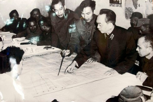 Trong 12 ngày đêm cuối năm 1972, với tinh thần chiến đấu anh dũng, kiên cường, mưu trí, sáng tạo, quân và dân ta đã làm nên chiến thắng "Hà Nội - Điện Biên phủ trên không". Trong ảnh là Đại tướng Võ Nguyên Giáp nghe báo cáo các phương án của Bộ tư lệnh quân chủng Phòng không - Không quân đánh B- 52 năm 1972.