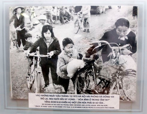 Phụ nữ, trẻ em ở Hải Phòng đi sơ tán trong bối cảnh các cuộc rải bom từ máy bay B-52 ngày càng khốc liệt.