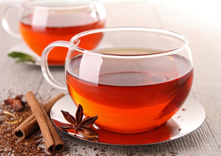 Hồng trà. Loại thức uống này tính ngọt nhẹ, mát, có thể dưỡng dương, tốt cho dạ dày. Do chứa một lượng protein nhất định, có thể có lợi cho cơ thể, uống hồng trà trong mùa đông, sinh nhiệt, ấm bụng, tăng cường khả năng chịu rét cho cơ thể.