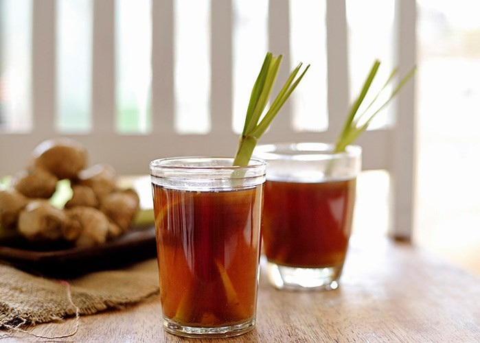 Trà sả. Trong mùa đông, trà sả có công dụng chữa cảm lạnh và ho bằng cách kết hợp lá sả, mật ong, hạt tiêu, quế, nước cốt chanh, lá bạc hà. Loại trà sả hỗn hợp này giúp thông mũi họng, giữ ấm toàn thân và dịu cơn ho trong mùa lạnh.