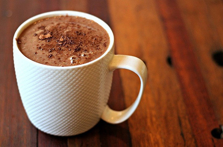 Chocolate nóng. Mặc dù chứa đường, chocolate nóng vẫn tốt hơn nhiều so với một số loại đồ uống chứa chất bảo quản được bán tại các cửa hàng. Công thức làm chocolate nóng chỉ sử dụng 4 thành phần chính là bột ca cao, vani, đường và thêm sữa nếu bạn muốn.