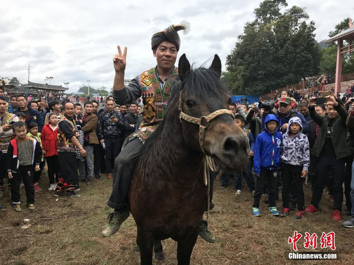 Trong ảnh là con ngựa chiến cường tráng giành chiến thắng chung cuộc. Trải qua những vòng đấu cam go, nó đã bước lên đỉnh cao nhất của danh vọng, trở thành con ngựa quán quân năm nay. Chủ nhân của nó đang cưỡi nó đi quanh đấu trường để chào hỏi mọi người.
