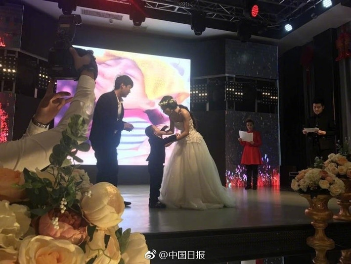 Cho dù đau đớn, cho dù khó chịu, Bảo Bảo cũng cắn răng chịu đựng, không muốn làm cha mẹ lo lắng, phiền lòng thêm. Thế nhưng trời không chiều lòng người, hai năm qua, mặc dù tích cực điều trị nhưng bệnh của Bảo Bảo không tiến triển bao nhiêu. (Nguồn Sina)