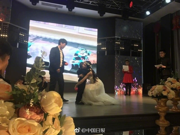 Biết rằng Bảo Bảo có thể ra đi bất cứ lúc nào, cha mẹ của cậu bé quyết định tổ chức đám cưới cho con trai với mong muốn được nhìn thấy hình ảnh Bảo Bảo đứng trong lễ đường. (Nguồn Sina)