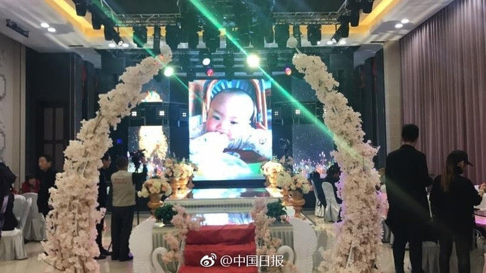 Cha mẹ Bảo Bảo hy vọng, 20 năm sau, họ vẫn còn có thể được nhìn thấy Bảo Bảo đứng trong lễ đường đám cưới, bên cạnh là cô gái mà cậu yêu thương. (Nguồn Sina)