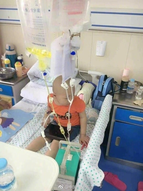 Sau khi hôn lễ kết thúc, cha mẹ Bảo Bảo và cậu bé ôm chặt lấy nhau, khiến nhiều người chứng kiến không cầm được nước mắt. Tất cả mọi người đều mong mỏi có một phép màu xảy ra, giúp cậu bé nghị lực chiến thắng bệnh tật hiểm nghèo. (Nguồn Sina)