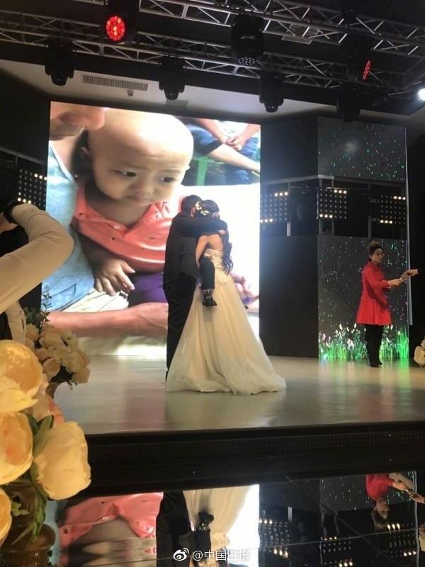 Ngày cưới, Bảo Bảo mặc một bộ vest lịch lãm, đi giày đen, rất bảnh bao, đứng bên cạnh là cha và mẹ cậu. Đối với Bảo Bảo, mẹ là người xinh đẹp nhất trên thế giới này. "Cháu muốn ở cùng mẹ mãi mãi", cậu bé nói. (Nguồn Sina)