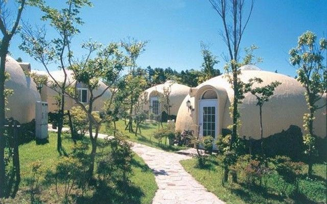 Việc sử dụng xốp trong xây dựng sẽ khiến ngôi nhà không cần dầm và trụ, nhờ thế giảm nhẹ được sự cộng hưởng gây ra bởi các trận động đất. Cũng vì thế, nhà mái vòm mạnh mẽ và ổn định hơn so với các ngôi nhà truyền thống. (Nguồn Sohu)