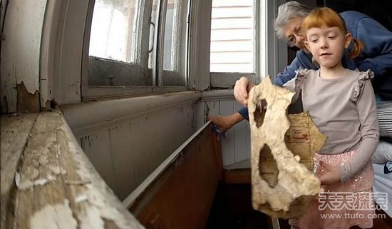 Cũng nhờ thế, cô bé tìm ra được một chiếc hộp nhỏ, bên trong chiếc hộp có rất nhiều đồ trang sức quý giá, khiến cả nhà vô cùng sửng sốt.