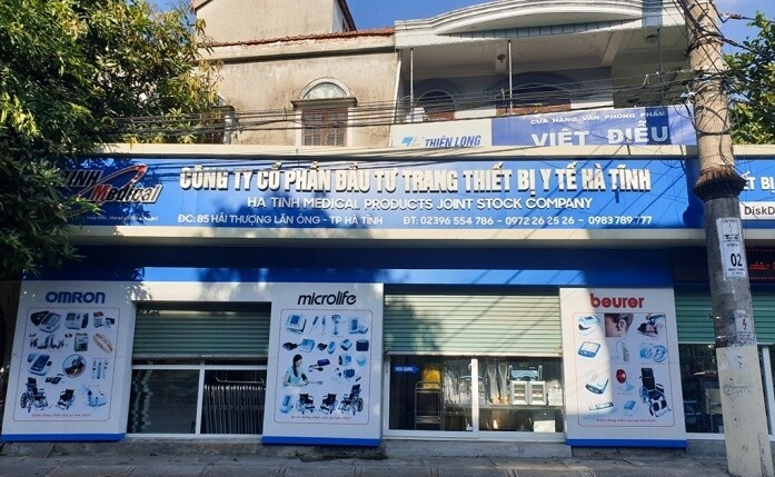 Thông tin chi tiết về vụ việc này, tạp chí Người đưa tin cho biết, 4 lãnh đạo bệnh viện bị khởi tố gồm: Bị can Lê Văn Bình, nguyên Giám đốc bệnh viện Đa khoa huyện Thạch Hà. Bị can Lê Thế Nhiên, nguyên Giám đốc bệnh viện Đa khoa huyện Can Lộc. Bị can Trần Văn Nhân, nguyên Giám đốc bệnh viện Đa khoa huyện Đức Thọ. Bị can Nguyễn Quang Hòe, nguyên Giám đốc bệnh viện Đa khoa huyện Hương Sơn.