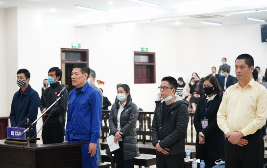 Với động cơ vụ lợi, cựu gGám đốc CDC Hà Nội đã bàn bạc với các bị cáo khác ấn định giá hệ thống máy móc xét nghiệm trước khi tổ chức đấu thầu, chỉ đạo cấp dưới hợp thức hóa hồ sơ chỉ định thầu.