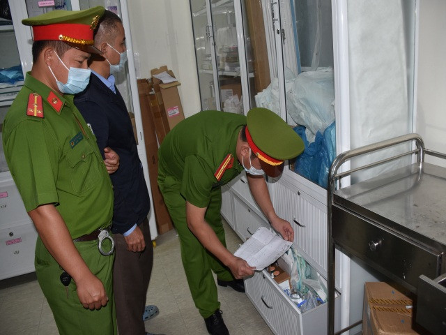 Theo tài liệu điều tra, từ năm 2017 đến năm 2019, bác sĩ Nguyễn Tấn Bá (Trưởng khoa Nội tim mạch) chỉ đạo 2 nhân viên điều dưỡng của khoa là Lương Thanh Trung và Nguyễn Văn Sơn sử dụng thông tin cá nhân, mã thẻ BHYT của các bệnh nhân để lập khống các phiếu phẫu thuật, thủ thuật, kết quả can thiệp động mạch vành... sử dụng hình ảnh của bệnh nhân khác để in vào đĩa DVD lưu vào hồ sơ bệnh án được lập khống, lập bản kê khống nhằm chiếm đoạt stent, vật tư y tế khác có liên quan.