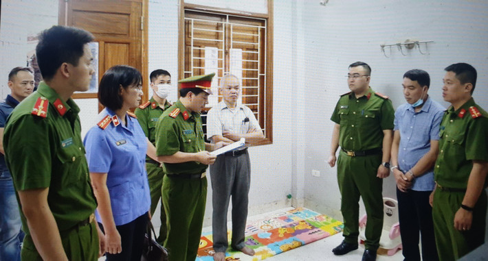 Cơ quan điều tra xác định Chức và Quyển đã có hành vi thông đồng với chủ đầu tư trong việc thẩm định giá, không thực hiện việc thẩm định giá theo quy định mà lập, điều chỉnh chứng thư thẩm định giá theo yêu cầu của chủ đầu tư để nâng giá gói thầu mua sắm trang thiết bị y tế tuyến xã, tuyến cơ sở năm 2019 do Sở Y tế Sơn La làm chủ đầu tư, lập khống hai hồ sơ dự thầu “quân xanh”.
