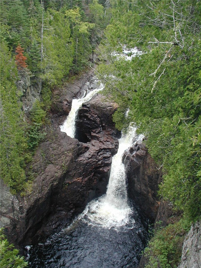 9. Thác Devil's Kettle (tại Grand Marais, bang Minnesota Mỹ). Thác Devil's Kettle là một khu vực địa chất rất khác thường. Nằm ở rìa phía bắc của Hồ Superior, nơi mà sông Brule đột nhiên bị chia thành hai thác nước. Nhưng điều kỳ quặc không chỉ dừng lại ở đó. Một bên thác nước chảy ra sông như bình thường, còn một bên chảy vào một hố sâu và – biến mất không ai biết. Chưa có ai khám phá ra được chỗ nước đó chảy đi đâu. Các nhà nghiên cứu đã thử ném các đồ vật như quả bóng bàn và đổ thuốc nhuộm vào lỗ sâu đó, nhưng không ai thấy dấu hiệu của chúng ở đâu nữa.