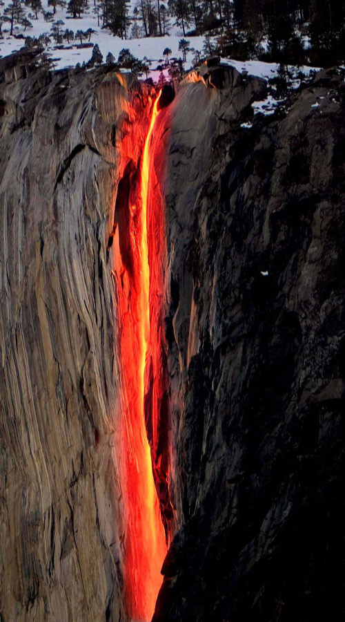 1. Thác lửa (Công viên Quốc gia Yosemite, California, Mỹ). Thác Horsetail, còn có tên gọi khác là "Thác Lửa", chảy vào mùa đông và đầu hạ từ núi El Capitan thành hai dòng chảy riêng biệt và đổ từ độ cao 478,5m xuống mặt đá dốc, làm những giọt nước bắn lên tạo thành một dải sương mù trước khi tiếp tục đổ xuống dưới chân núi. Trong suốt hai tuần cuối của tháng hai, thác Horsetail sẽ đổi màu và trở thành "thác lửa". Hiện tượng này xảy ra khi ngày sắp tàn, những tia nắng cuối cùng sẽ hắt lên thác nước và nếu phản chiếu lại ở một góc đúng, cảnh tượng ngắn ngủi nhưng tuyệt đẹp sẽ diễn ra: một dòng lửa rực rỡ xuất hiện, đồ ào ào xuống mặt đất.