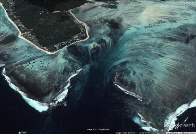 7. Thác nước trong nước (Mauritius). Tất nhiên chúng ta đều hiểu không thể nào có thác nước trong nước được. Thực chất, thác nước tại bờ biển Cộng hòa Mauritius chỉ là một ảo ảnh thị giác khiến cho nó giống như là một thác nước hùng vĩ chảy trong lòng đại dương. Do cát và bùn chìm sâu hơn vào biển, từ thềm lục địa cho đến khu vực nước sâu đã tạo nên ảo giác thác nước trong thác nước.