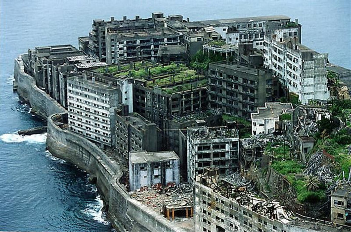 Khi ấy, khoảng 5.000 công nhân và gia đình cùng sinh sống và làm việc trên đảo Hashima. Theo đó, hòn đảo còn được coi là biểu tượng cho quá trình công nghiệp hóa của Nhật Bản thời kỳ này.