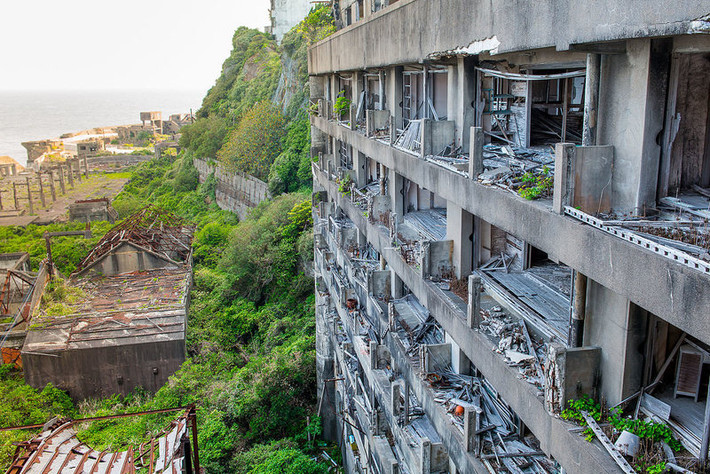 Thêm nữa, đảo Hashima còn được nhiều đạo diễn lựa chọn làm bối cảnh quay phim với các tác phẩm điện ảnh nổi tiếng như Skyfall, Attack on Titan.