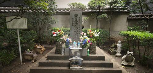 Những sự việc tồi tệ này được cho là do "lời nguyền" của samurai Masakado gây ra. Ông "nguyền rủa" những người nào xâm phạm nơi yên nghỉ của mình sẽ gặp bi kịch. Vì vậy, giới chức trách địa phương xây dựng lại ngôi mộ cho Masakado để "lời nguyền" chấm dứt.