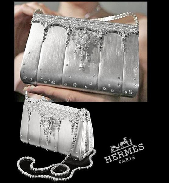 5. Diamond Studded Platinum4 Chiếc túi Diamond Studded Platinum của nhà thiết kế trang sức người Nhật Ginza Tanaka được bán với giá 1.422.122 euro. Chiếc túi này được làm bằng bạch kim và 2.182 viên kim cương có tổng trọng lượng lên đến 208 cara.