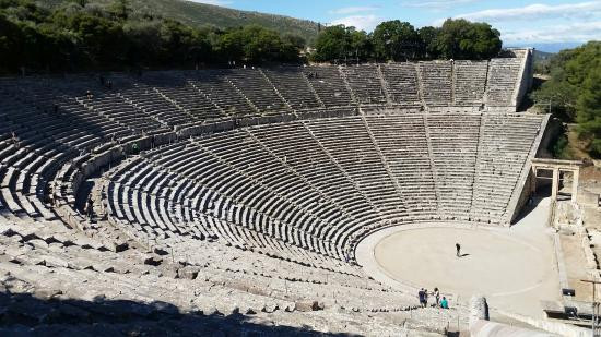Dù ngồi ở bất kỳ hàng ghế nào trong nhà hát Epidaurus, khán giả có thể nghe rõ tiếng hát của người biểu diễn trên sân khấu.