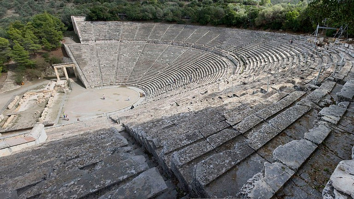 Trong suốt nhiều thế kỷ, nhà hát Epidaurus tổ chức nhiều buổi biểu diễn nghệ thuật như âm nhạc.