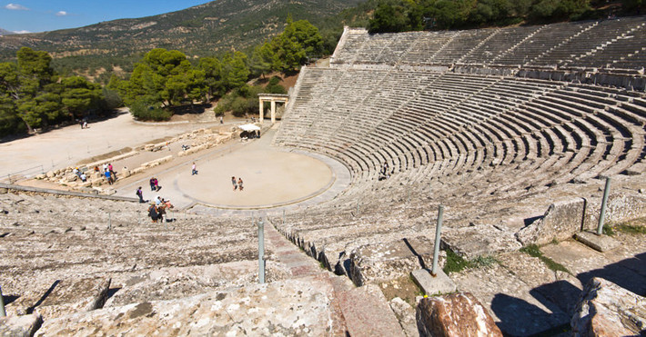 Nhà hát Hy Lạp Epidaurus nổi tiếng thế giới với bề dày lịch sử cũng như trường tồn giữa đất trời suốt hàng ngàn năm.