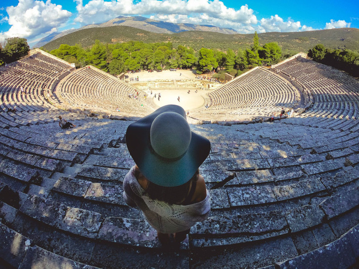 Chính vì vậy, người dân Hy Lạp thời cổ đại tin rằng khi xem biểu diễn tại nhà hát Epidaurus thì họ sẽ được thần Asclepius che chở.
