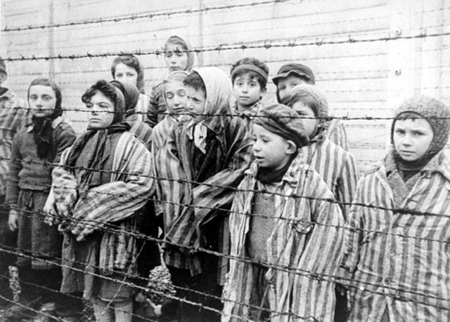 Theo ước tính, theo lệnh của Hitler, 6 triệu người Do Thái ở châu Âu, gồm 3 triệu đàn ông, 2 triệu phụ nữ và 1 triệu trẻ em bị phát xít Đức giết hại.