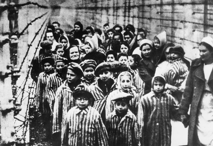 Cuộc thảm sát Holocaust do phát xít Đức thực hiện trong Thế chiến 2 là sự kiện kinh hoàng không thể lãng quên. Đây là cuộc diệt chủng người Do Thái đẫm máu trong lịch sử.