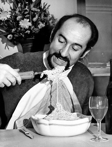 Nhà phát minh người Pháp Alain Dham cho ra đời máy cuộn Spaghetti năm 1968. Nó có thể tự động quấn mì giúp người dùng thưởng thức món ăn này dễ dàng hơn.