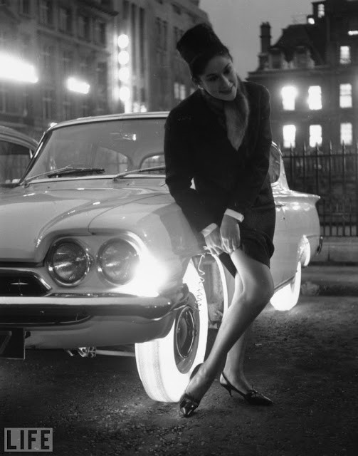 Bánh xe phát sáng ra đời năm 1961. Khi di chuyển vào buổi tối, những bóng đèn trong vành xe sẽ khiến chiếc xe trở nên nổi bật.